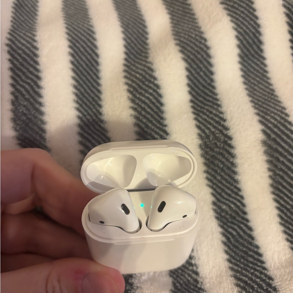 Apple AirPods 2nd Generation (2019)